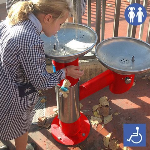 Las fuentes para beber para patios de colegios inclusivas 