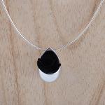 Collier Grande Goutte avec une rose noire