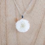Collier Pompon avec une fleur blanche