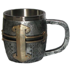 a/ Mug Chevalier: heaume / casque en Métal alimentaire