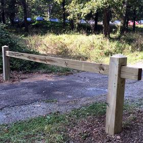 Barrière de parking coulissante en bois