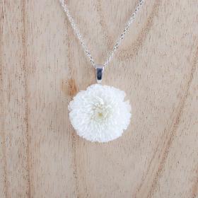 Collier Pompon avec une fleur blanche