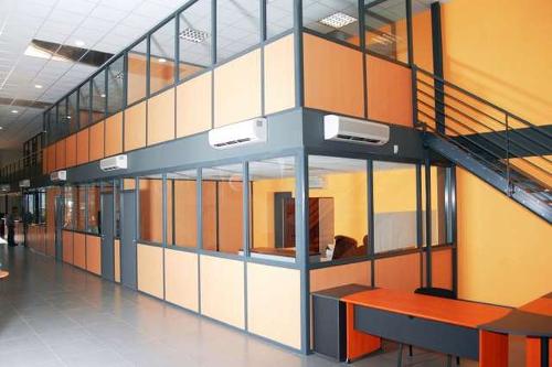 Plateforme mezzanine avec cloison