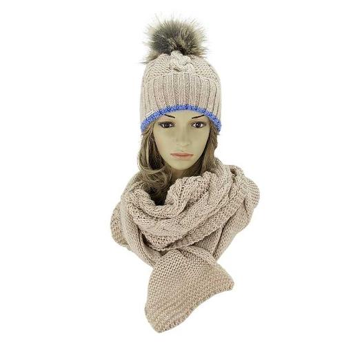 Ensemble beige avec des tresses, un bonnet avec un pompon et une écharpe