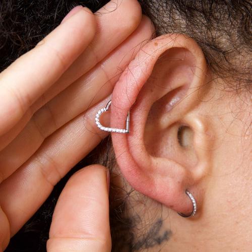 Le piercing Inaya - coeur en titane ASTM F136