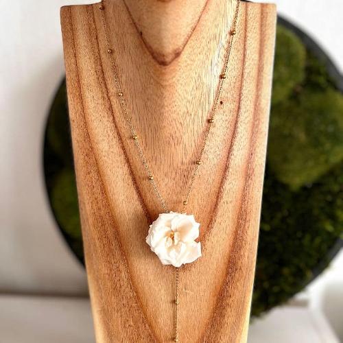 Collier Therèse avec une rose sauvage blanche