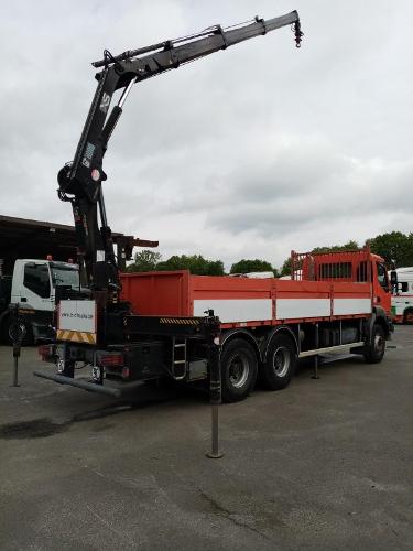 CAMION BENNE AVEC HIAB